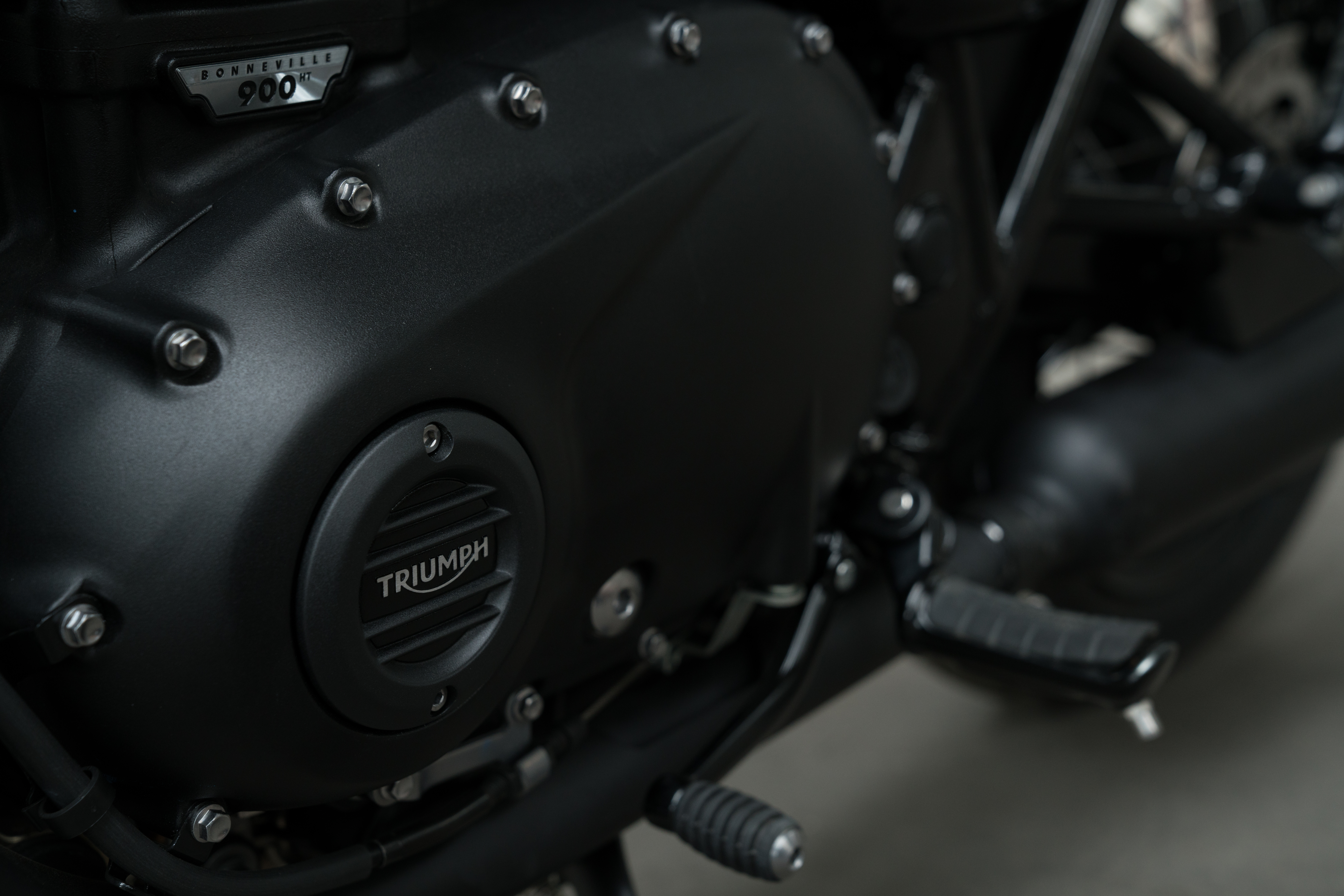 Clutch Badge, Ribbed, Dark (A9610253) | Triumph Waukesha